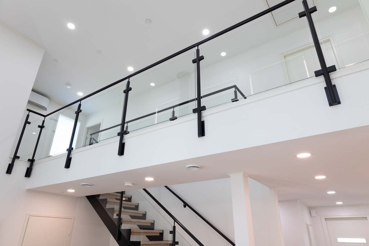 Gli spazi aperti al piano superiore e inferiore sono illuminati in modo uniforme e simmetrico con Plafondi 160, a temperatura controllata. LedStore.fi